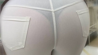 흰바지...에비치는....빤스 지리네